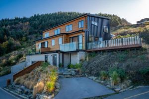 una casa sul fianco di una collina di A Luckie Charm - 3-Bedroom Townhouse with Spectacular View a Queenstown