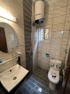 un baño con inodoro y lavabo en RÉSIDENCE MEUBLÉE 1ERE CLASSE DOUALA pk 15, en Douala 107 fotos más