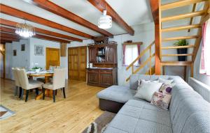 uma sala de estar com um sofá e uma sala de jantar em Beautiful Home In Bedenica With Wifi em Bedenica
