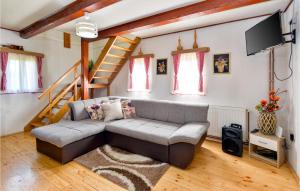 uma sala de estar com um sofá e uma escada em Beautiful Home In Bedenica With Wifi em Bedenica