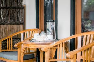 烏布的住宿－Witantra house，门廊上的桌子和搅拌机