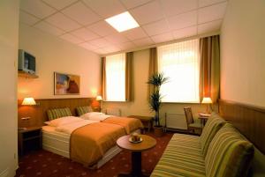 Postel nebo postele na pokoji v ubytování Traveller Hotel