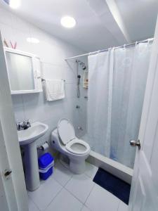 uma casa de banho com um WC, um chuveiro e um lavatório. em Apartamento en Casa Dandy em Cartagena de Indias