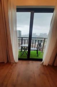 Una habitación con una ventana con un banco en un balcón. en Minimalist Cozy Condo Studio Unit in Grand Residences Cebu, en Cebú 20 fotos más