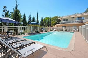 een zwembad met stoelen en een parasol bij Charming 2 Room La Mesa Casita w/ Pool, BBQ & Yard in La Mesa