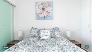 sypialnia z łóżkiem z obrazem kwiatowym na ścianie w obiekcie Million dollar lake view - 2 bedroom Cando across the lake with stunning lake view w mieście Toronto