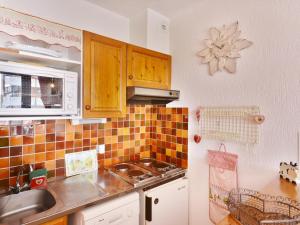 Kuchyňa alebo kuchynka v ubytovaní Studio 4 pers. avec balcon, près des pistes et du centre, garage, linge inclus, Morzine-Avoriaz - FR-1-684-15 + 2 fotografie