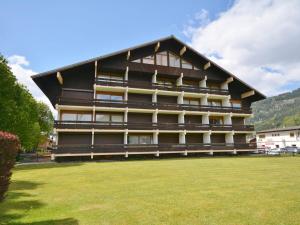 duży budynek z trawnikiem przed nim w obiekcie Studio centre Morzine, balcon, parking, proche remontées - FR-1-684-51 w mieście Morzine +1 zdjęcie