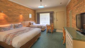 莫亞馬的住宿－RiverPark Motel，酒店客房设有两张床和电视。