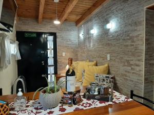 M & Mendoza في ميندوزا: طاولة عليها زجاجة من النبيذ
