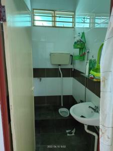 班台的住宿－Rumah singgah Haida，一间带水槽和卫生间的小浴室