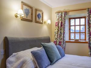 Una cama o camas en una habitación de Toll Cottage
