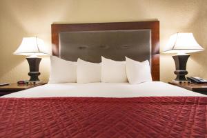 Ein Bett oder Betten in einem Zimmer der Unterkunft Grand Oaks Hotel