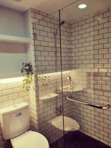 La salle de bains est pourvue de toilettes et d'une douche en verre. dans l'établissement YUMIYAMI FARM AND RESORT, 