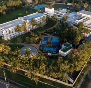 an overhead view of a resort with palm trees at Blue Tree Towers São Luis in São Luís