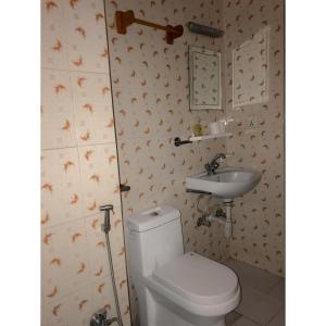 La salle de bains est pourvue de toilettes et d'un lavabo. dans l'établissement Shiva Guest House 2, à Bhaktapur