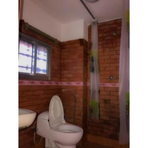 La salle de bains est pourvue de toilettes et d'un lavabo. dans l'établissement Shiva Guest House 2, à Bhaktapur