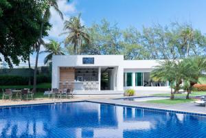 eine Villa mit einem Pool und einem Haus in der Unterkunft Blue Tree Towers São Luis in São Luís