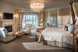 una camera con letto, sedie e camino di The Broadmoor a Colorado Springs Altre 46 foto