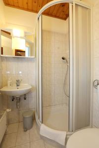 Bilik mandi di Accommodation Resman