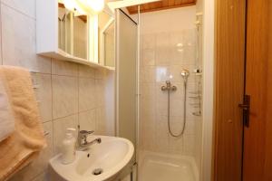Bilik mandi di Accommodation Resman