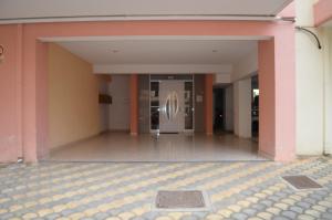 pusty korytarz budynku z drzwiami w obiekcie Anastasias apartment tripoli w mieście Tripolis