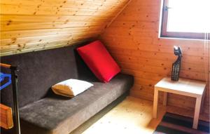 una camera con divano in una cabina di legno di Gorgeous Home In Zalewo With Lake View a Boreczno