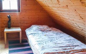 BorecznoにあるPet Friendly Home In Zalewo With Lake Viewの電話付きの木造の部屋のベッド1台分です。