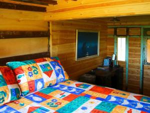 1 dormitorio con 1 cama en una cabaña de madera en Hafod Station en Dungeness