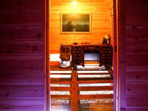 una puerta abierta a una habitación en una casa de madera en Hafod Station en Dungeness