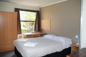 Postel nebo postele na pokoji v ubytování Nikau Apartments