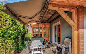 Un patio con una mesa y sillas en una casa. en 5 Bedroom Pet Friendly Home In Rowy, en Rowy