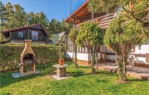 un patio con una parrilla frente a una casa en 5 Bedroom Pet Friendly Home In Rowy, en Rowy 17 fotos más