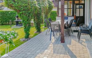 un patio con sillas y una mesa en 5 Bedroom Pet Friendly Home In Rowy, en Rowy