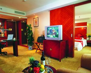 Un televizor și/sau centru de divertisment la Tiantan Hotel