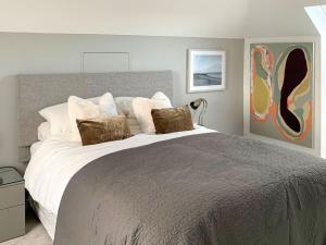 1 dormitorio con 1 cama grande con almohadas en Holland Beach Bungalow, en Little Holland