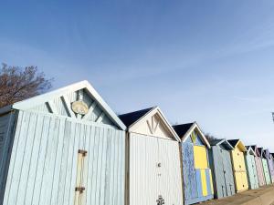 una fila de edificios blancos con un reloj encima en Holland Beach Bungalow, en Little Holland