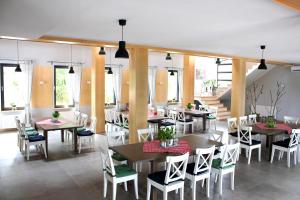 a dining room with tables and chairs and windows at Hotel Chojnik in Podgórzyn +27 photos