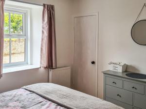 Un pat sau paturi într-o cameră la 2 Setonhill Cottages