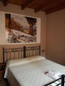 デージオにあるLa Corte Albergoのベッドルーム1室(ベッド1台、タオル2枚付)