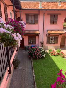 a courtyard of a pink house with flowers at La Corte Albergo in Desio