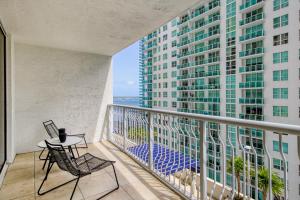 a balcony with a table and chairs and a building at Brickell Beauty in Miami