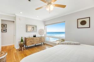 1 dormitorio con cama y vistas al océano en Buccaneer Beach Duo, en Oceanside