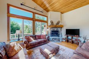 uma sala de estar com um sofá e uma lareira em Butte Bliss em Ludlow