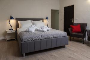 Postel nebo postele na pokoji v ubytování Carmel Pearl + 37 fotografií