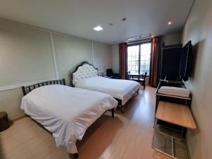 巨济绿洲酒店客房内的一张或多张床位