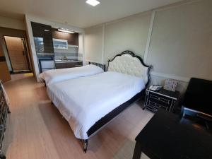 巨济绿洲酒店客房内的一张或多张床位