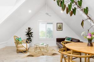 una sala de estar con una mesa y un sofá en The Estate Byron Bay, en Bangalow