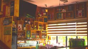 Lounge nebo bar v ubytování Log Cabin Hotel - Baguio