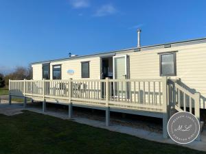 Mobilheim mit einer Veranda und einer Terrasse in der Unterkunft Meadow Lakes 22 - Golden Palm, pet friendly, WiFi, bed linen - Meadow Lakes Caravan & Lodge Hire in Skegness